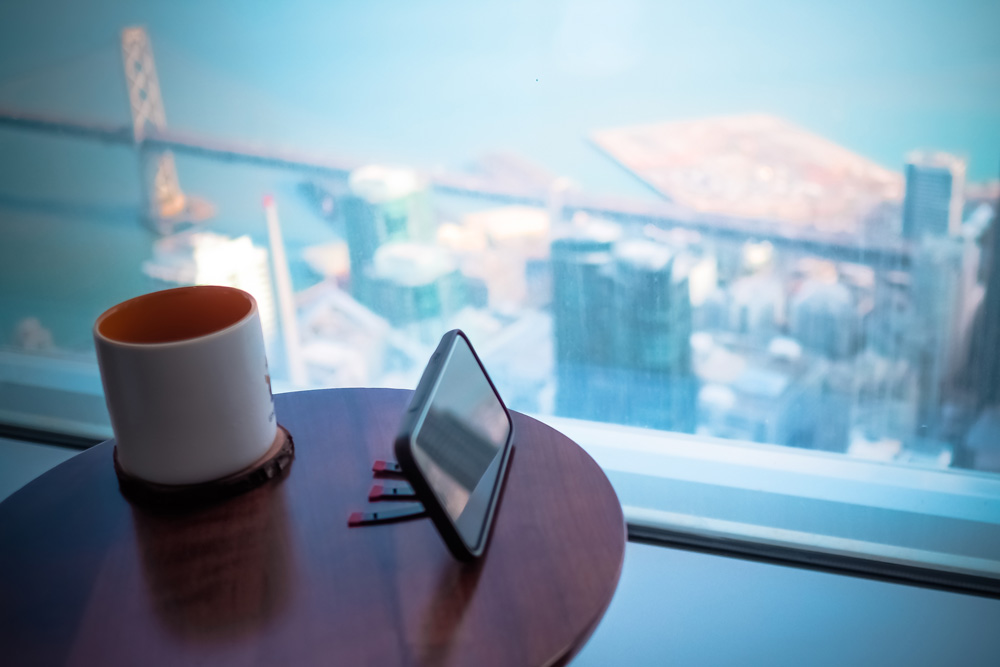 Чехол с ножками JOBY StandPoint для iPhone 12 и 12 Pro