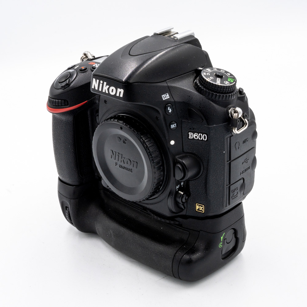 Зеркальный фотоаппарат Nikon D600 Body + MB-D14 (состояние 5) (б/у)