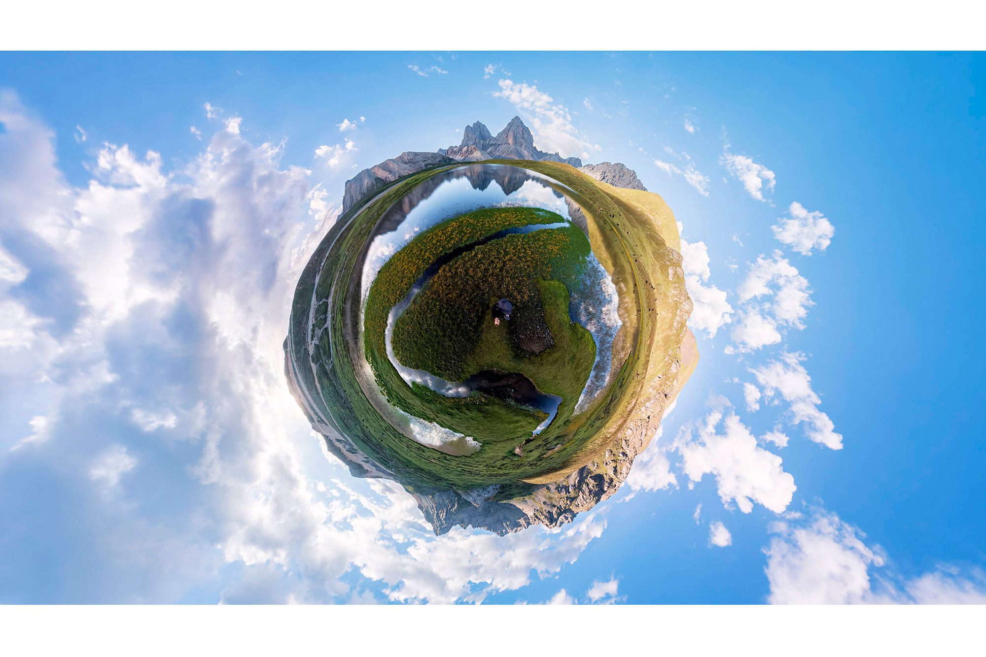 Панорамная камера Insta360 X6, 8К 360, Essential Bundle, белая