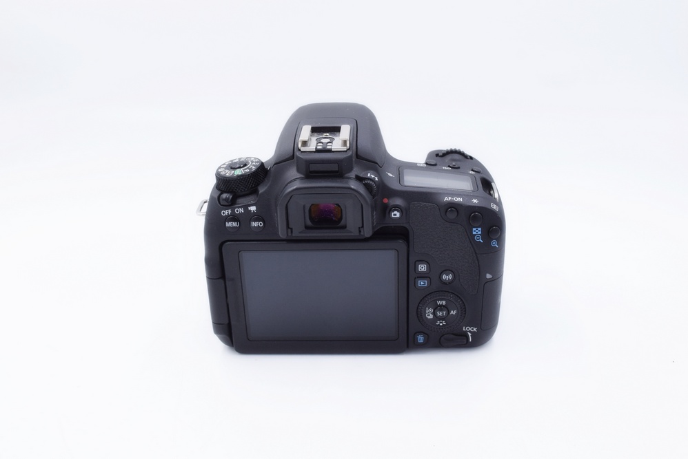 Зеркальный фотоаппарат Canon EOS 77D body (состояние 4) (б/у)