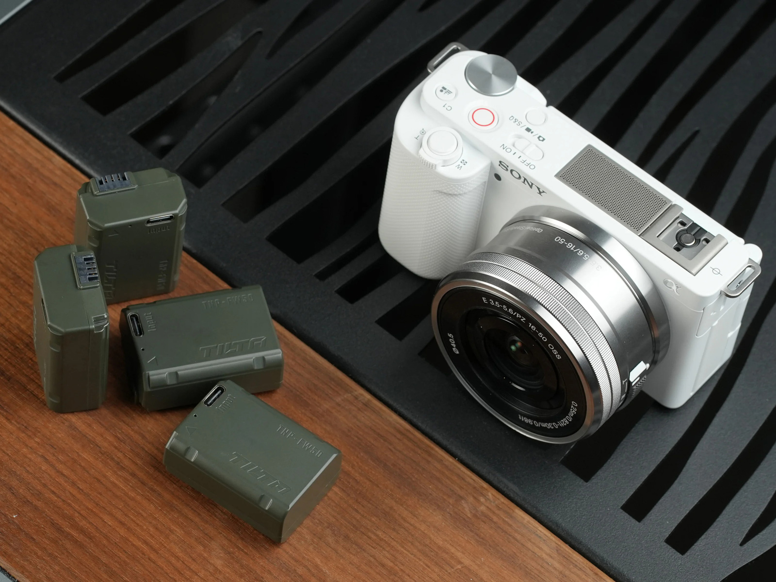 Аккумулятор Tilta NP-FW50 с разъемом USB-C, 980 мАч, зеленый