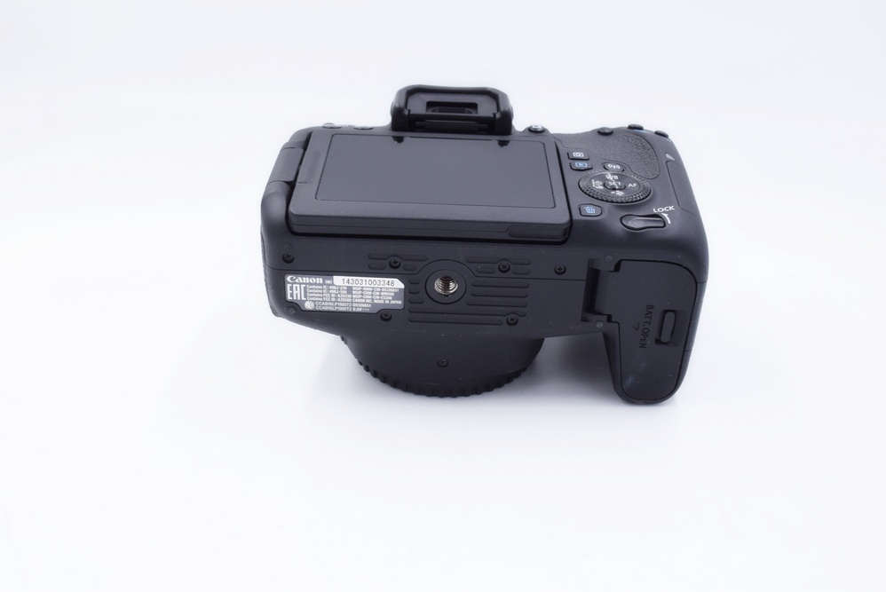 Зеркальный фотоаппарат Canon EOS 77D body (состояние 4) (б/у)