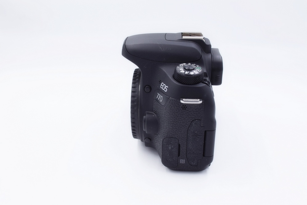 Зеркальный фотоаппарат Canon EOS 77D body (состояние 4) (б/у)