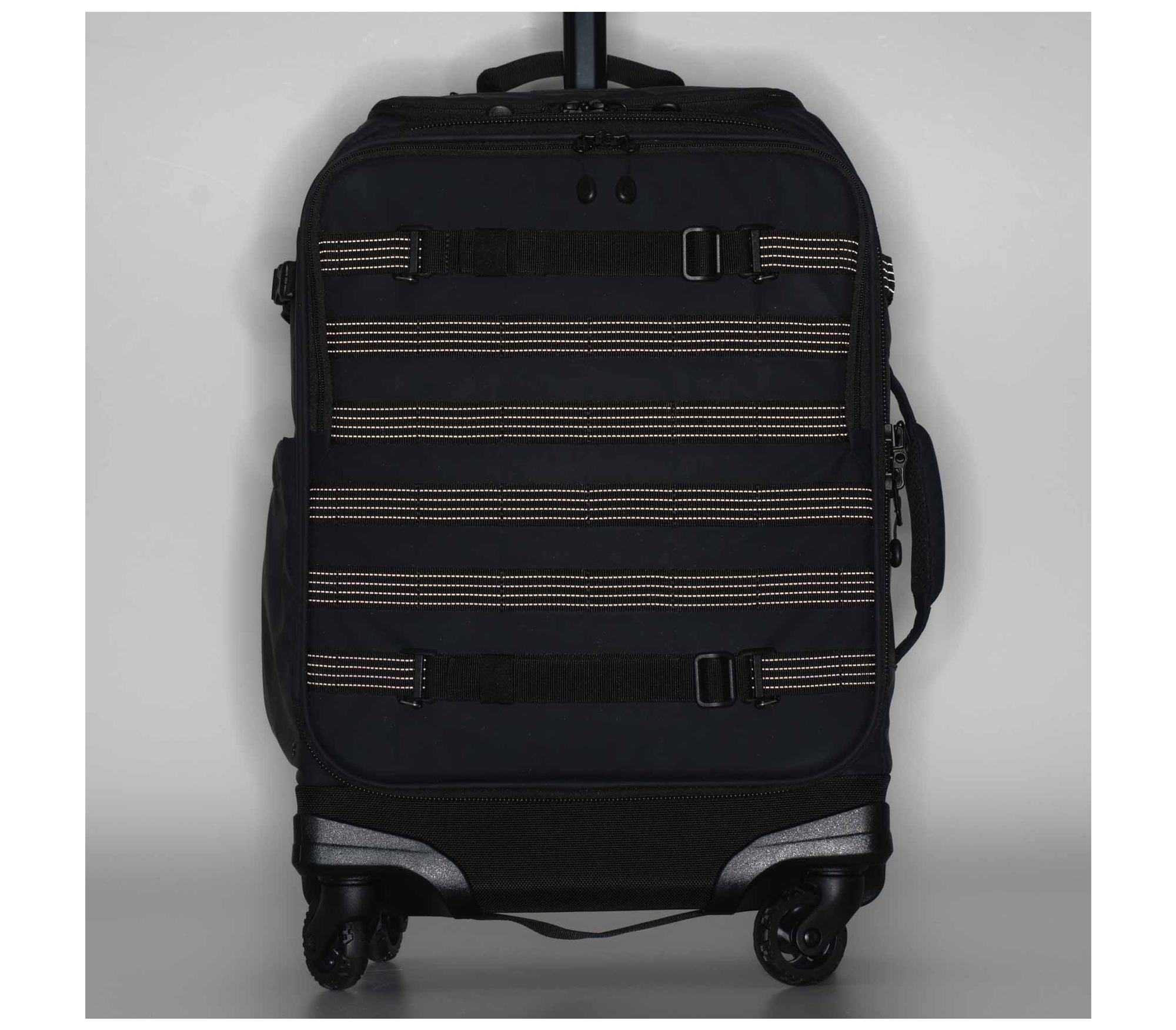 Чемодан-рюкзак на колесах Tenba Axis v2 28L Spinner Backpack Black