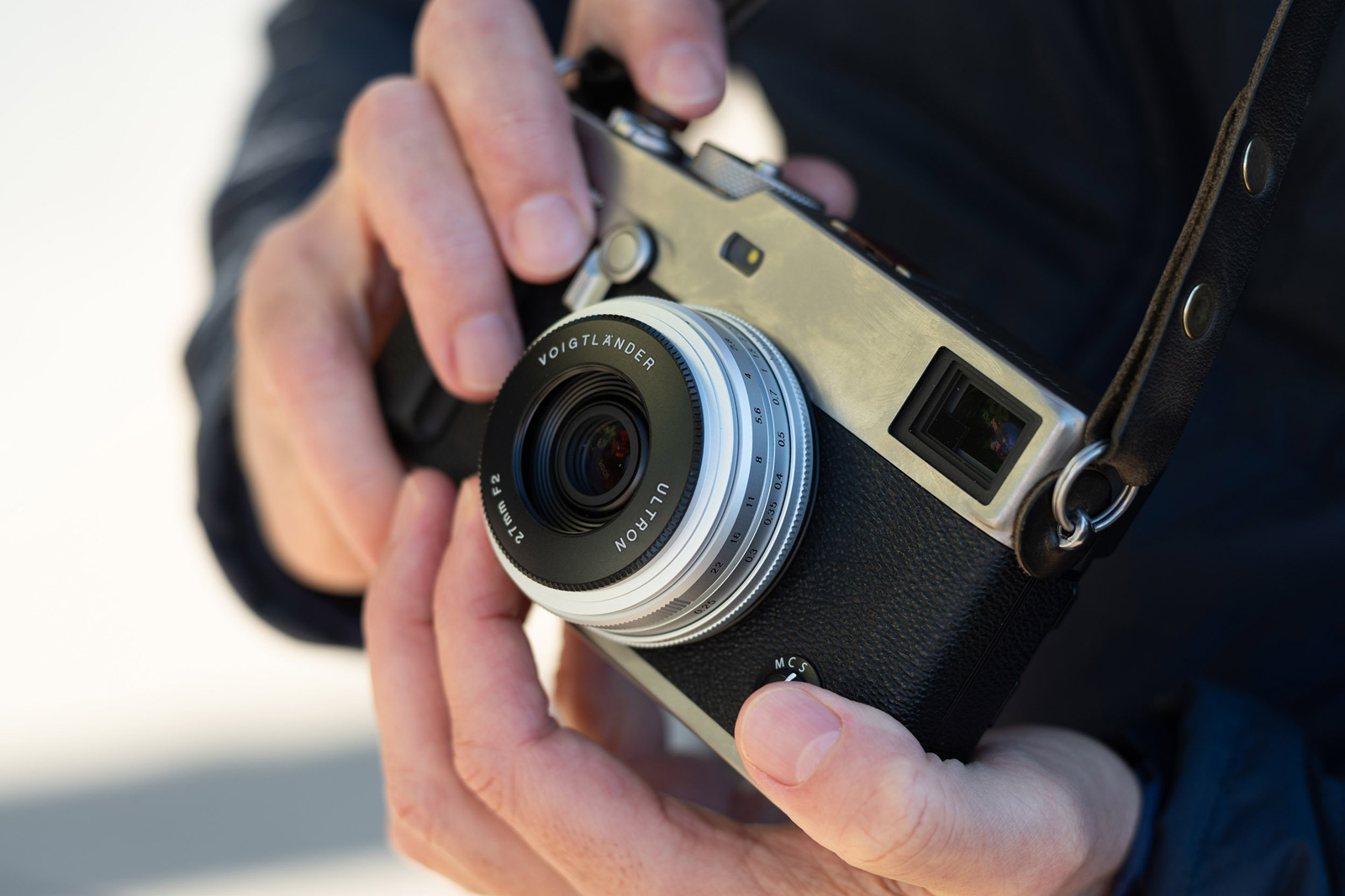 Объектив Voigtlander Ultron 27mm f/2 Fujifilm X, серебристый