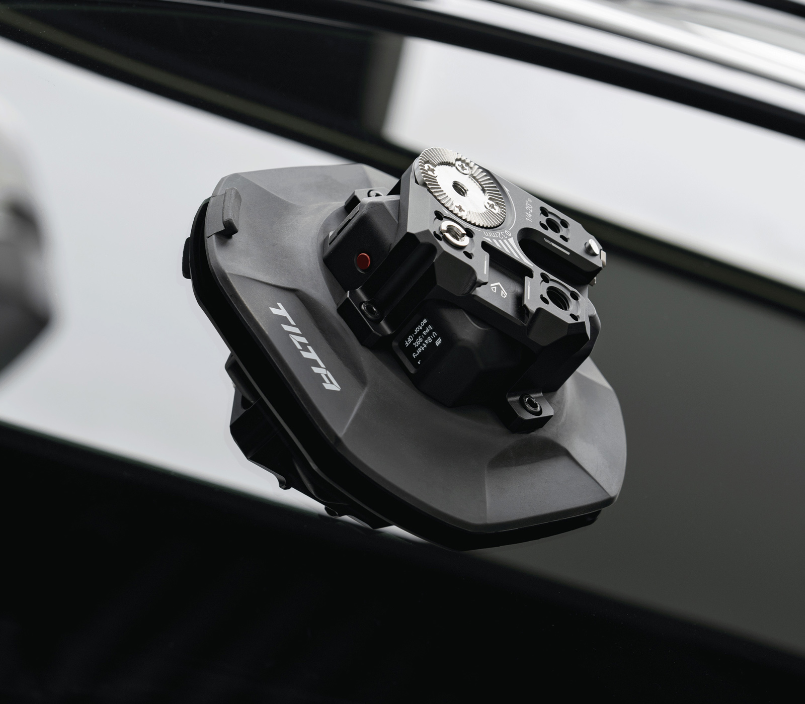 Присоска Tilta Electronic Suction Cup 4.5″ with Multi-Functional Mounting Bracket, с электронным управлением (уцененный)